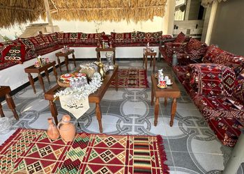 شاليه بمسطح اخضر وجلسة خارجية