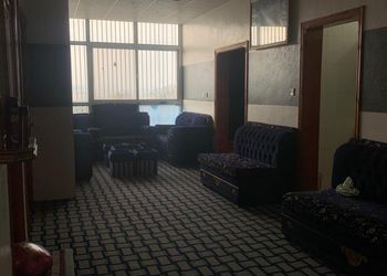 شقة بصالة ومجلس وغرفتين نوم 