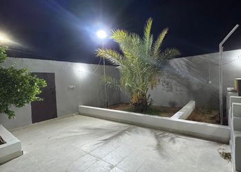 استراحة بمجلس وفناء خارجي