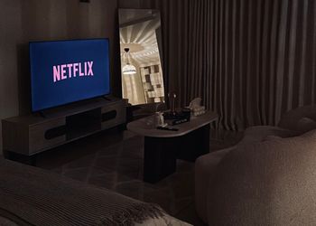 استديو بسرير مريح وتصميم هادئ 
