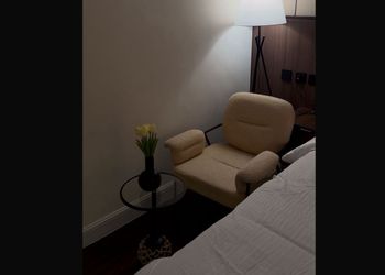 استديو بأثاث مريح وبسيط 