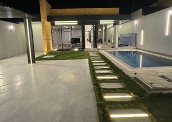 شاليه بمسبح خارجي ومسطح اخضر