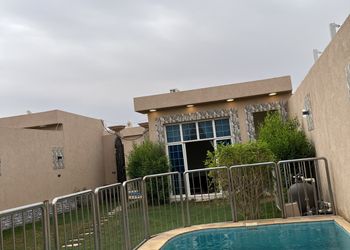 شاليه بمسبح خارجي وصالة جلوس