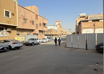 شقة بصالة أنيقة ودخول ذاتي