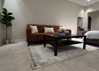 استديو بأثاث مريح وبسيط 