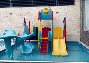 استراحة بألعاب أطفال ومسطح اخضر