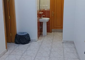 غرفة بسرير ماستر