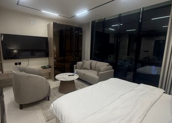 استديو بأثاث مريح وبسيط 