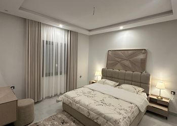 شقة بصالتين وثلاث غرف نوم 