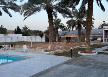 استراحة بمسبح خارجي وجلسة خارجية