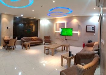 شاليه بجلسه خارجيه ومسطح اخضر