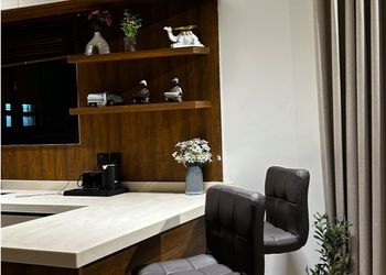 شقة بصالة مريحة وتصميم هادئ 