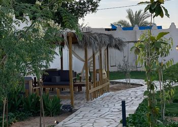 استراحة بمسبح خارجي ومسطح اخضر