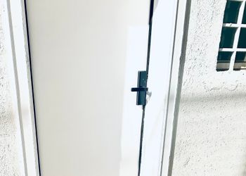 استديو بأثاث مريح وبسيط