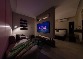 استديو بألوان مريحة وأثاث راقي