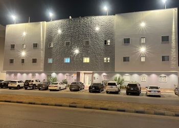 غرفة بسرير ماستر