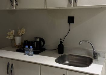 شقة بغرفة معيشة وغرفة نوم 