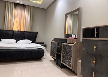 شقة بصالة ومجلس وغرف نوم