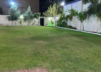 استراحة بمجالس واسعة ومسطح اخضر 