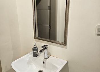 شقة  بصالة جلوس وغرف نوم