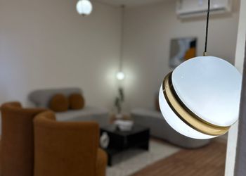 شقة بصالة أنيقة وغرفتين نوم 