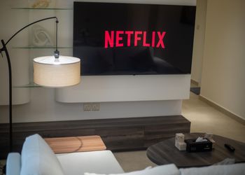 شقة بغرفتين نوم وسينما وبلياردو