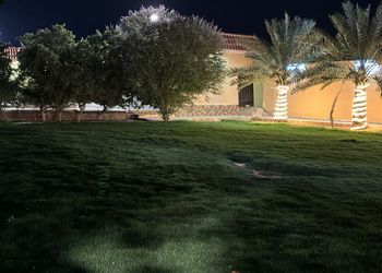 استراحة بمسطح اخضر وجلسة