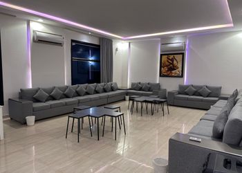 شاليه بجلسة خارجية ومسطح اخضر
