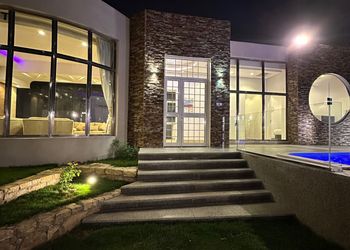 شاليه بمسطح اخضر ومسبح