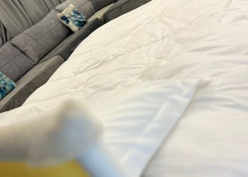 استديو بأثاث مريح وبسيط 
