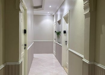 استديو بأثاث مريح وبسيط 