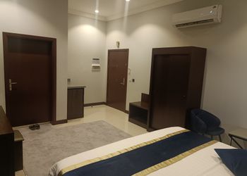 غرفة بأثاث مريح وبسيط