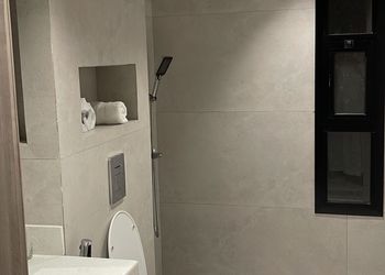 شاليه بمسطح اخضر ومسبح 