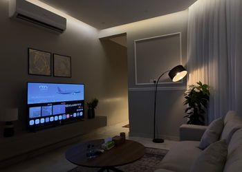 شقة بصالة أنيقة وغرفتين نوم