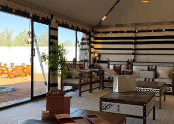 استراحة ببيت شعر ملكي وجلسة خارجية 