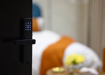 استديو بسرير ماستر وأثاث مريح 