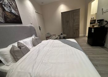 استديو بأثاث مريح وبسيط 