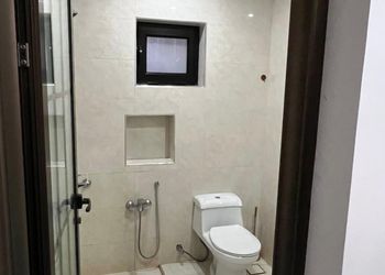 شقة بغرفة معيشة وغرفتين نوم 