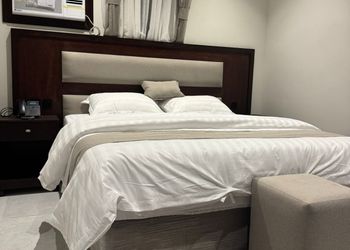 استديو بأثاث مريح وبسيط 