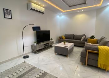 شقة بصالة مريحة وغرفة نوم 
