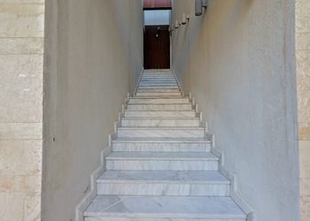شقة بصالة وثلاث غرف نوم