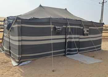 مخيم  بجلسة خارجية وبيت شعر 