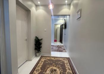 شقة بأثاث مريح وبسيط 