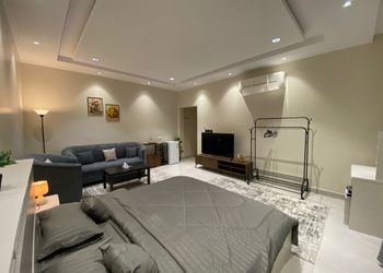 استديو بسرير ماستر وأثاث مريح 