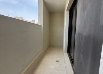 شقة بصالة وثلاث غرف نوم