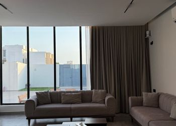 شالية بمجلس مطل على الفناء الخارجي 