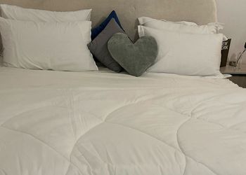 استديو بسرير ماستر وجلسة جانبية 