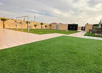 استراحة بمجلس وفناء خارجي 