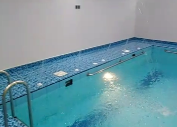 شاليه بمسطح اخضر و مسبح