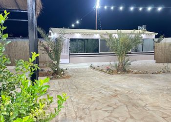 استراحة بمجالس وفناء خارجي
